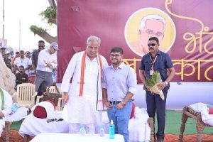 मुख्यमंत्री  भूपेश बघेल से आज कुसमी में यूक्रेन से लौटे छात्र  शुभ आशीष मिश्रा ...