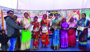 हाट बाजार में जनसंपर्क विभाग की फोटो प्रदर्शनी देखकर ग्रामवासियों ने खुशी जाहिर की