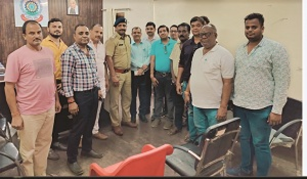 भिलाई के इंजिनियरिंग पार्क में चोरी करते एसोसिएशन के पदाधिकारियों ने पकड़ा चोर गैंग को