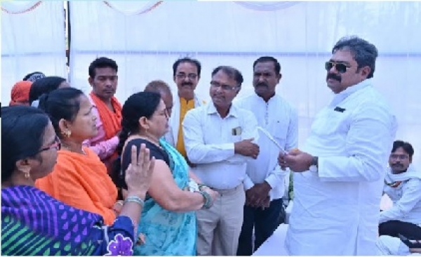 निगम तुहर द्वार : महापौर नीरज पाल ने वार्ड 15 अंबेडकरनगर में सुनी समस्याएं 