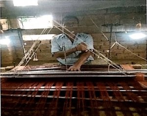 टाई डाई साड़ी बुनाई से संजय हुए खुशहाल