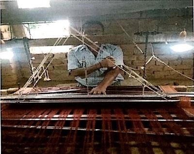 टाई डाई साड़ी बुनाई से संजय हुए खुशहाल