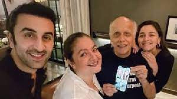 रणबीर कपूर ने आलिया भट्ट के साथ मिलकर मनाया पापा महेश भट्ट का बर्थडे, देखें Photos