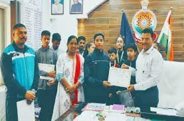 पुलिस कप्तान ने कराते खिलाडिय़ों का उत्साहवर्धन कर किया  सम्मानित