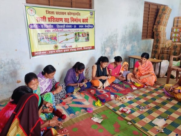 ढोकरा शिल्प की राखियां अब सजेंगी भाइयों के कलाइयों में समूह की महिलाएं कर रहीं पहली बार ढोकरा शिल्प की राखियों का निर्माण