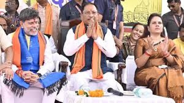 मुख्यमंत्री विष्णु देव साय ने स्वतंत्रता संग्राम सेनानी मधुसूदन दास की प्रतिमा पर किया माल्यार्पण