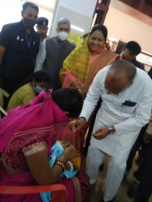 दुर्ग जिले में पल्स पोलियो अभियान के प्रथम दिवस में आशातित उपलब्धि आज लगभग 73 प्रतिशत बच्चों को पोलियो ड्राप पिलाया गया