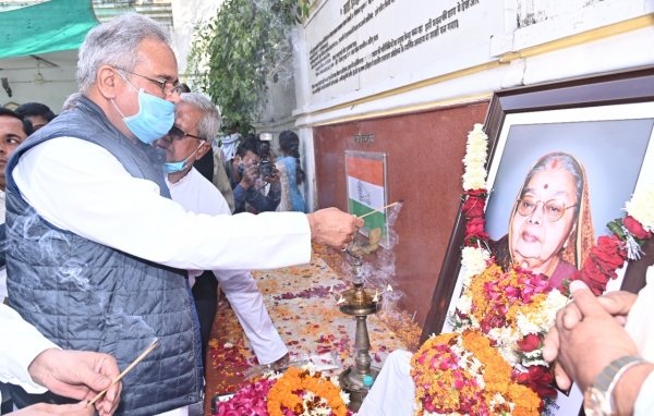 मुख्यमंत्री बघेल पूर्व केंद्रीय मंत्री शहीद पंडित विद्याचरण शुक्ल की धर्मपत्नी श्रीमती सरला देवी शुक्ल की शोकसभा में हुए शामिल