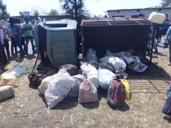 तेज रफ्तार के चलते मजदूरों से भरी पिकअप पलटी, 17 लोग घायल