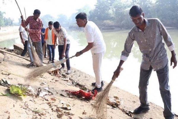 सेवा संकल्प से सजा रामपुर आश्रम, नदी घाट और जलकुंड की सफाई में जुटे ग्रामीण
