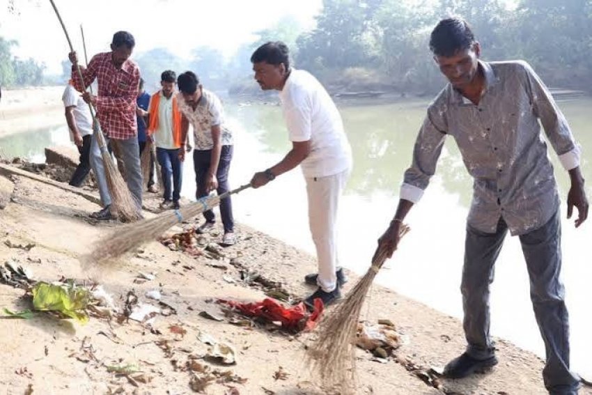 सेवा संकल्प से सजा रामपुर आश्रम, नदी घाट और जलकुंड की सफाई में जुटे ग्रामीण
