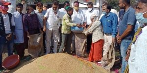 कलेक्टर ने ग्रामीणों से की अपील- समिति में खुद की मेहनत से उपजाए धान ही बेचें