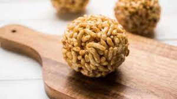 घर पर 15 मिनट में ऐसे बनाएं मुरमुरे के लड्डू