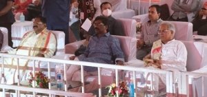 आदिवासी नर्तक दलों की प्रस्तुति से मंत्रमुग्ध हुए  भूपेश बघेल और  हेमन्त सोरेन...