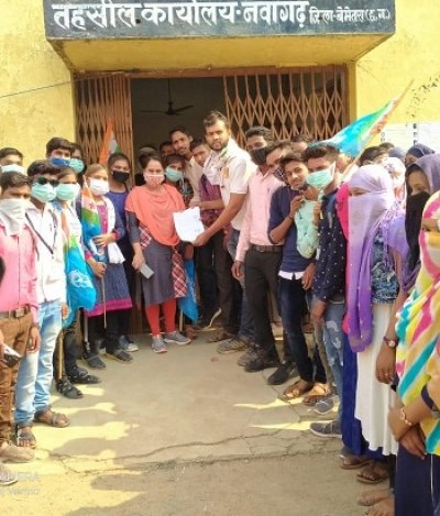 एनएसयूआई ने ऑफलाइन परीक्षा के विरोध में सौंपा ज्ञापन