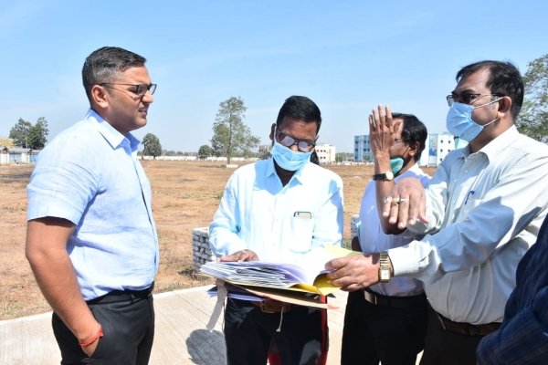 सेन्टर आॅफ एक्सीलेंस फाॅर स्पोटर््स के लिए भूमि चिन्हांकन हेतु कलेक्टर श्री मौर्य ने किया पथर्रीडीह का दौरा