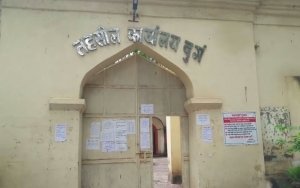तहसील कार्यालय का छज्जा गिरा
