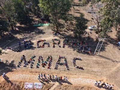 करमरी में ग्रामीणों द्वारा मानव श्रृंखला बनाकर 'आत्मनिर्भर गांव - विकसित भारत' का दिया संदेश