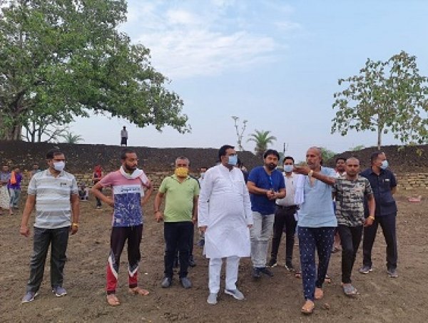 नवागढ़ विधायक बंजारे ने छिरहा क्षेत्र में ग्रामीणों की समस्या सुनी...