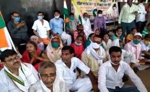रेलवे के निजीकरण के विरोध में बक्सर में राजनीतिक दलों ने किया प्रदर्शन