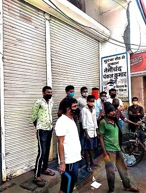 गांधी चौक के तीन अनाज दुकान में निगम अमला ने की कार्रवाई , दुकान खोलकर ग्राहकों को सीधे बेच रहे थे सामान
