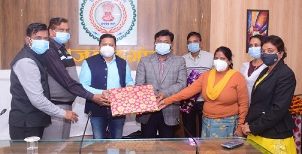 संयुक्त कलेक्टर विरेन्द्र सिंह एवं डिप्टी कलेक्टर श्रीमती लता उर्वशा को स्थानांतरण होने पर दी गई भावभीनी विदाई