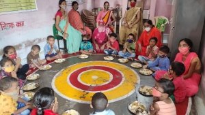 आंगनबाड़ी केंद्रों पर बच्चों को परोसा गर्मा-गर्म  भोजन