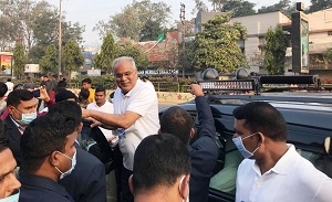 &lsquo;रन फॉर सीजी प्राइड&rsquo; से लौटते हुए मुख्यमंत्री  भूपेश बघेल ने दौड़ में शामिल होने वाले