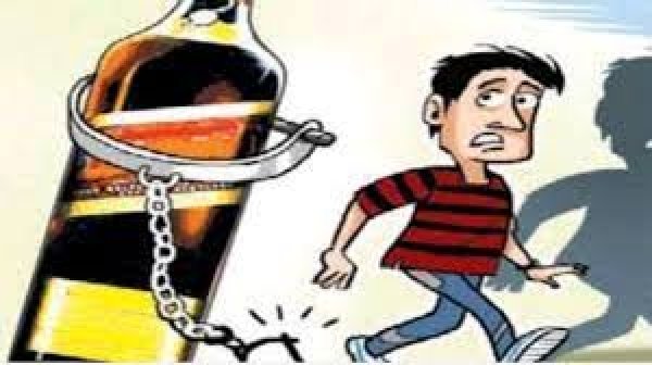 लगभग 65 लीटर अवैध शराब और मोटर-सायकल जप्त