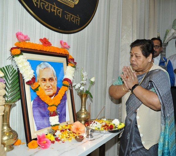 राज्यपाल ने पूर्व प्रधानमंत्री श्री अटल बिहारी वाजपेयी की जयंती पर उनके छायाचित्र पर पुष्प अर्पित कर नमन किया