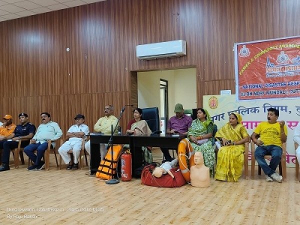 महापौर व सभापति की उपस्थिति में निगम कार्यालय सभागार में एनडीआरएफ टीम ने आपदा से राहत व बचाव को दिया प्रशिक्षण
