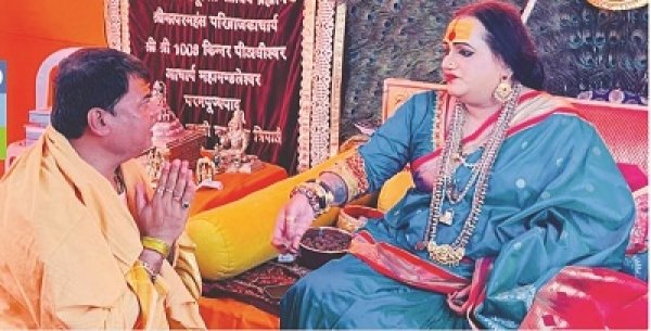 धर्मगुरूओं व अखाड़ा के महामंडलेश्वर को दया सिंह ने भेंट किया बाबा की बारात का आमंत्रण कार्ड, भिलाई आने दिया न्यौता