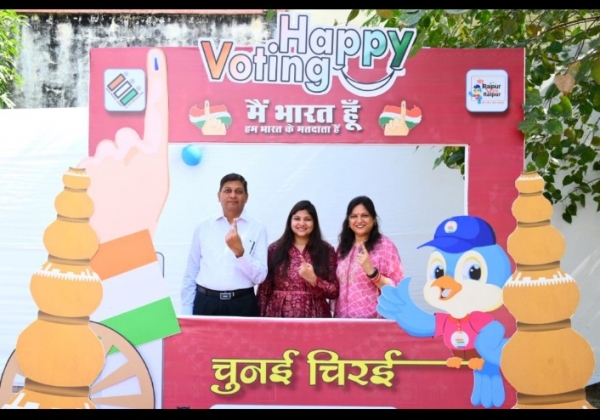 छत्तीसगढ के मुख्य सचिव अमिताभ जैन ने किया सपरिवार मतदान, की सभी से मतदान की अपील