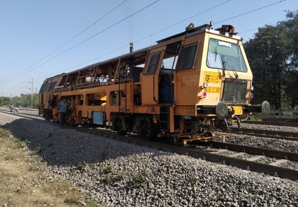 हैवी ट्रांसपोर्ट एसो.के पदाधिकारी और ड्रायवरों का किया गया स्वास्थ परीक्षण लगाया गया सायकल में लाल रेडियम टेप