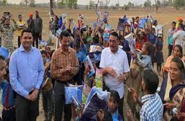 कबीरधाम पुलिस द्वारा अति नक्सल प्रभावित गांवों  से सैकड़ो परीक्षार्थियों को परीक्षा केंद्र तक पहुंचाया गया