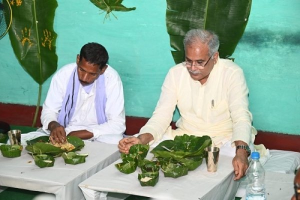 भेंट-मुलाकात: जब मुख्यमंत्री ने किसान बालाराम के घर की बाड़ी के कोईलार और चेंच भाजी का लिया स्वाद