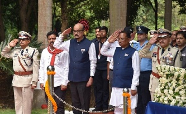 राज्यपाल रमेन डेका और मुख्यमंत्री विष्णु देव साय ने शहीद वाटिका पहुंचकर शहीद जवानों को दी श्रद्धांजलि