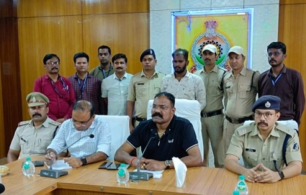 पांच हजार की उधारी ने ले ली आरक्षक की जान  कार में बैठकर घोंटा गला और झाडिय़ों में फेंक दिया शव