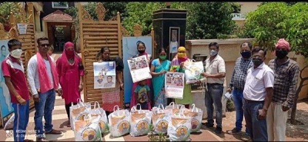 पार्षद एवं एल्डरमैन ने निर्धनों को बाटी खाद्य सामग्री