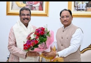 मुख्यमंत्री विष्णु देव साय से सांसद धर्मेंद्र प्रधान की शिष्टाचार भेंट