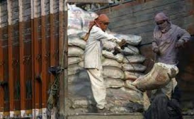सीमेंट फैक्‍टरी की चिमनी में फंसे तीन श्रमिकों को बचाया गया, बचाव कार्य में ड्रोन और हेलीकॉप्‍टर का हुआ इस्‍तेमाल