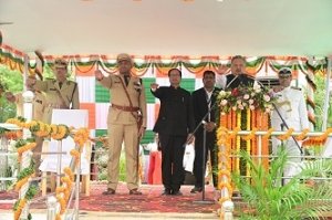 अपूर्व उत्साह के साथ मनाया गया स्वतंत्रता दिवस , विधानसभा अध्यक्ष डॉ. रमन सिंह ने ध्वजारोहण कर परेड की सलामी ली