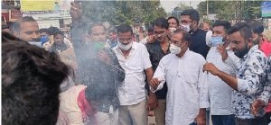 "योगी के वेश में रावण आया देश में" के नारे के साथ युवा कांग्रेस ने प्रधानमंत्री मोदी और मुख्यमंत्री योगी का रावण रूपी पुतला किया दहन