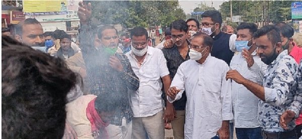"योगी के वेश में रावण आया देश में" के नारे के साथ युवा कांग्रेस ने प्रधानमंत्री मोदी और मुख्यमंत्री योगी का रावण रूपी पुतला किया दहन