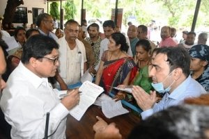 नगरीय प्रशासन मंत्री ने लोगों से मिलकर जाना उनका हाल चाल