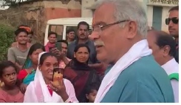 मुख्यमंत्री ने ग्रामीणों को रास्ते में खड़े देखकर गाड़ी रुकवाई, उतरकर स्वास्थ्य सुविधाओं के बारे में ली जानकारी