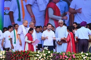 &rsquo;राजीव युवा मितान सम्मेलन&rsquo;सांसद श्री राहुल गांधी और मुख्यमंत्री श्री बघेल ने नवनियुक्त 2000 शिक्षकों को नियुक्ति पत्र वितरित किए