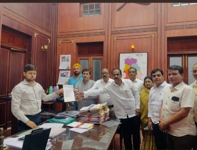 दुर्ग में जल संकट पर गहराया आक्रोश: तालाब खाली होने और बाधित जलापूर्ति के विरोध में कलेक्टर को सौंपा ज्ञापन