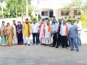 आदिवासी को न्याय दिलाने मुख्यमंत्री व पूर्व मुख्यमंत्री को ज्ञापन देने पहुँचे भाजपाई, तहसीलदार पर कार्यवाही की मांग