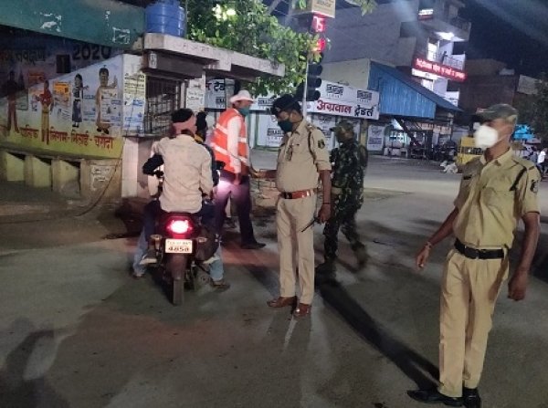 नाईट कफ्र्यू का उल्लघंन कर घूमने वालों 437 वाहन चालको के खिलाफ ट्राफिक पुलिस ने की कार्यवाही